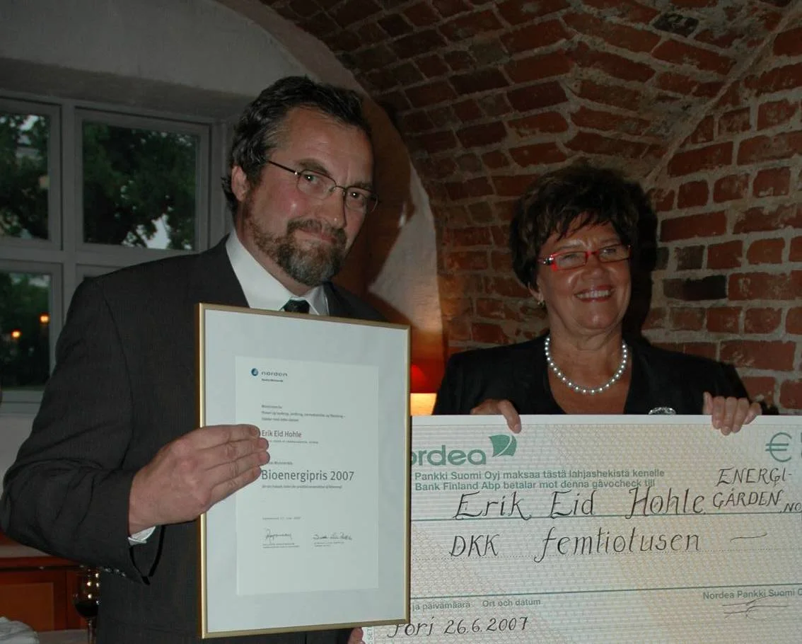 Erik Eid Hohle holder diplomet for Bioenergiprisen 2007 ved siden av en stor sjekk på 50 000 danske kroner.